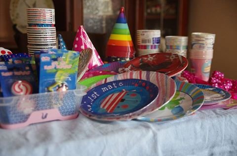 talerzyki kubeczki świeczki i czapeczki na urodziny dla dzieci