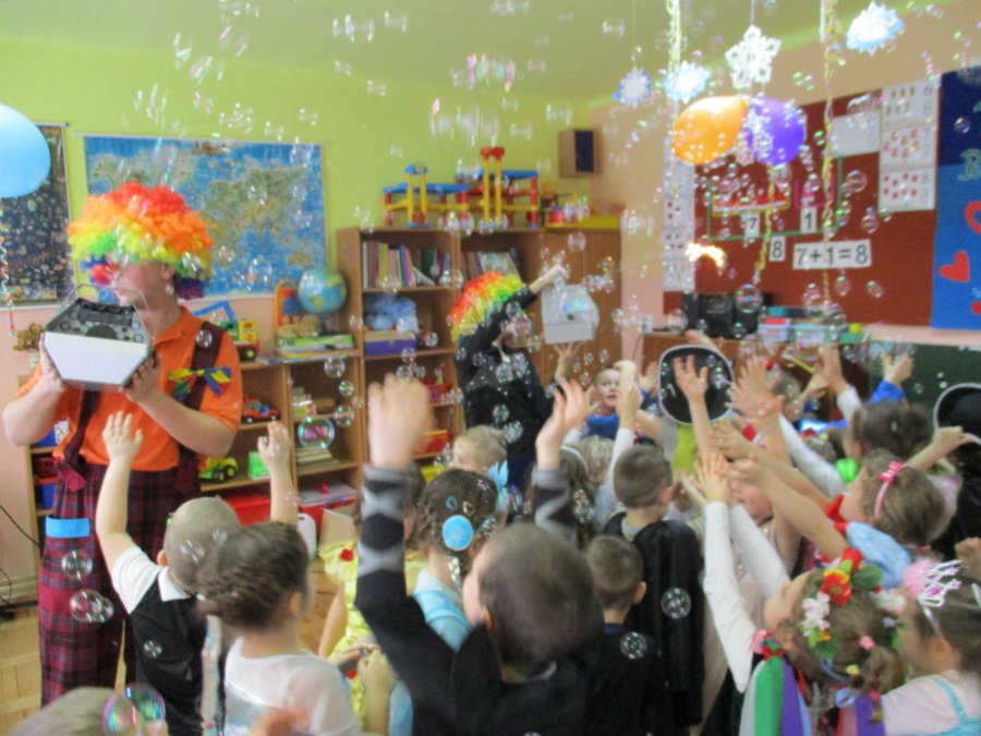 bańki mydlane z wytwoenicy na karnawale dla dzieci w Przemyślu