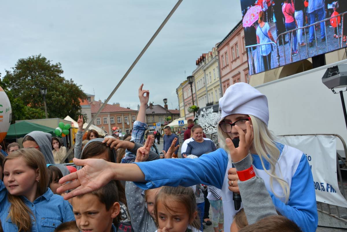 animatorka dla dzieci przebrany za smerfetkę podczas imprezy na rynku w Jarosławiu